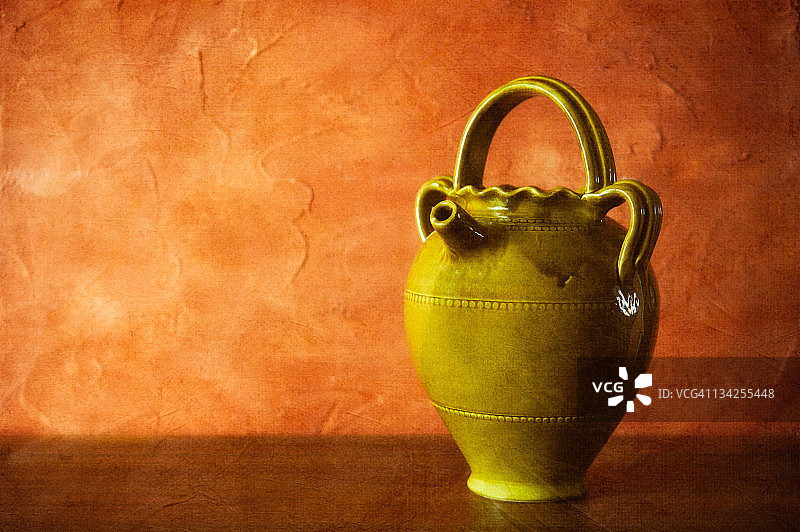 普罗旺斯陶罐和赭色墙图片素材