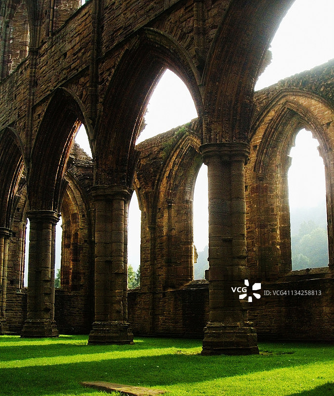 穿过薄雾的廷特恩修道院拱门图片素材