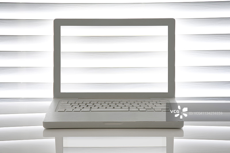 笔记本电脑屏幕靠窗图片素材