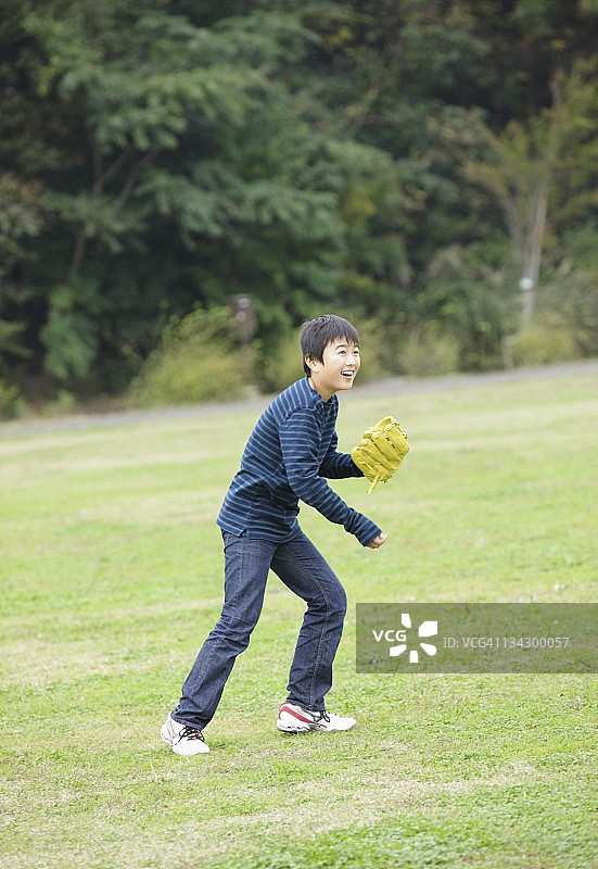 男孩在公园玩接球游戏图片素材