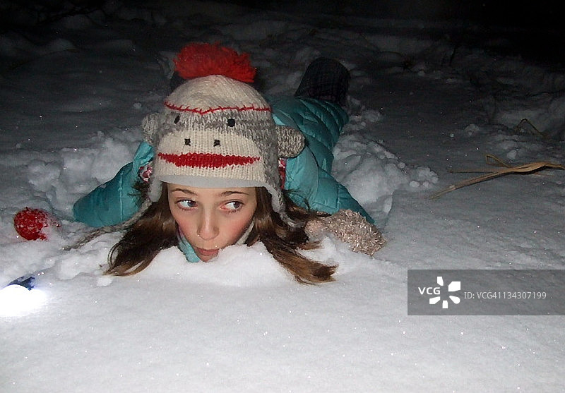 在雪地里玩耍的女孩图片素材