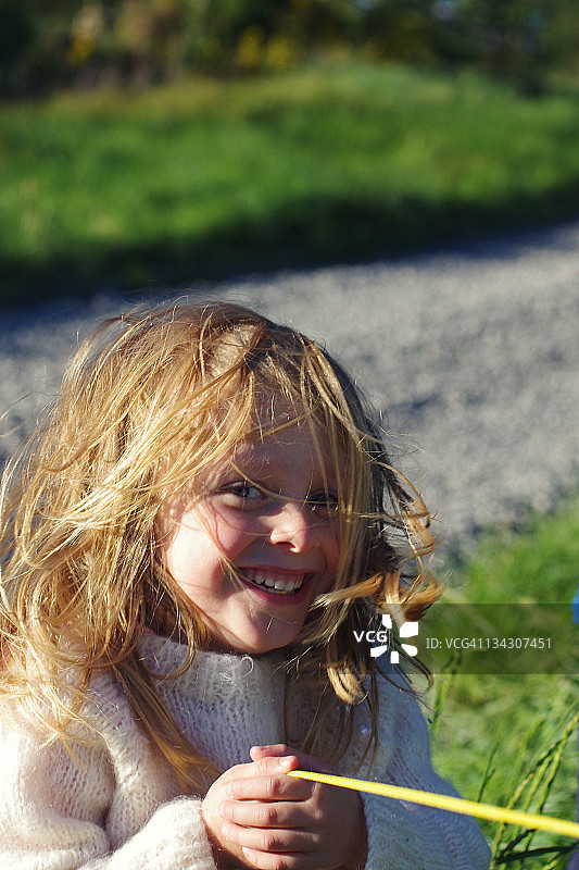 拿着风筝线的小女孩图片素材