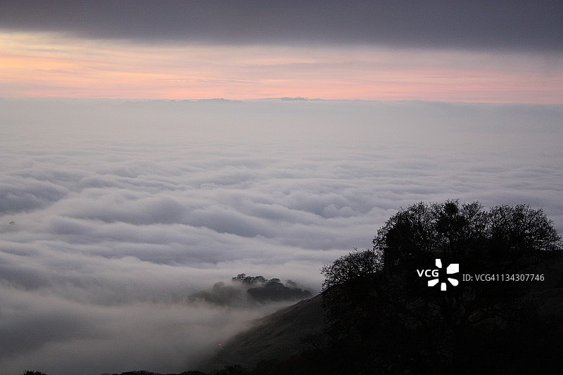 聚集在迪亚布罗山山麓的云堆图片素材
