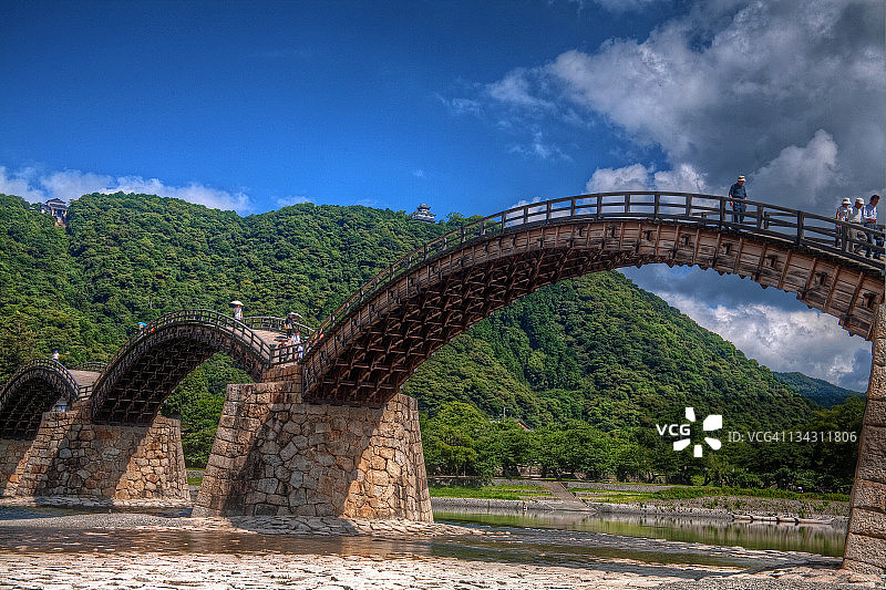 人们在日本锦带桥上行走图片素材