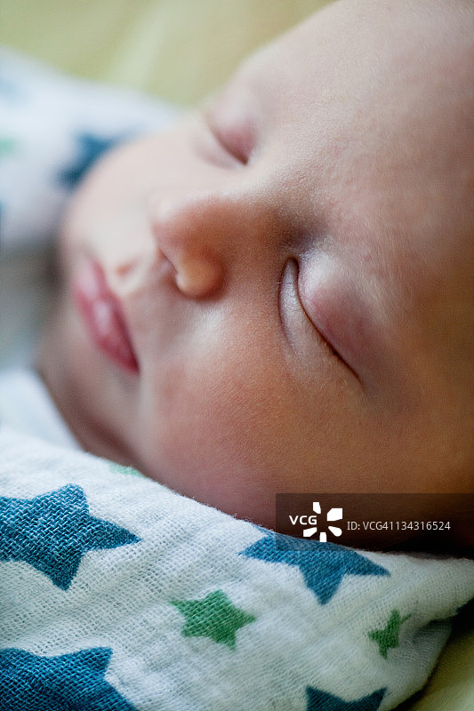 两个月大的男婴，睡觉，特写图片素材