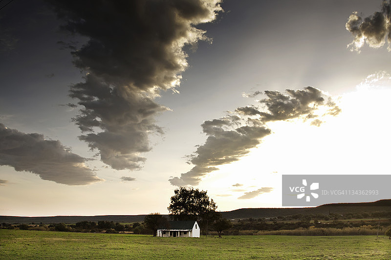 南非西开普省奥茨胡恩大卡鲁农舍的日落图片素材