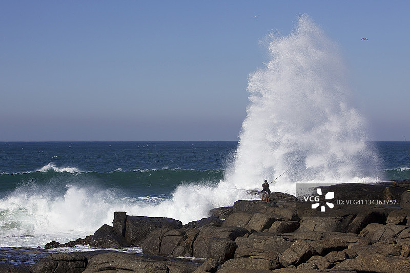 南非夸祖鲁-纳塔尔省爱德华港飞溅岩的渔夫图片素材