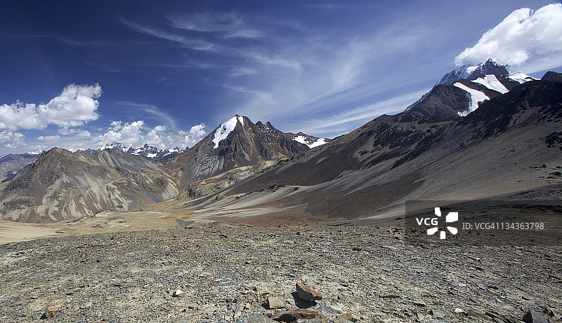玻利维亚安第斯山脉科迪勒拉雷阿尔山脉的鲜明地质构造图片素材