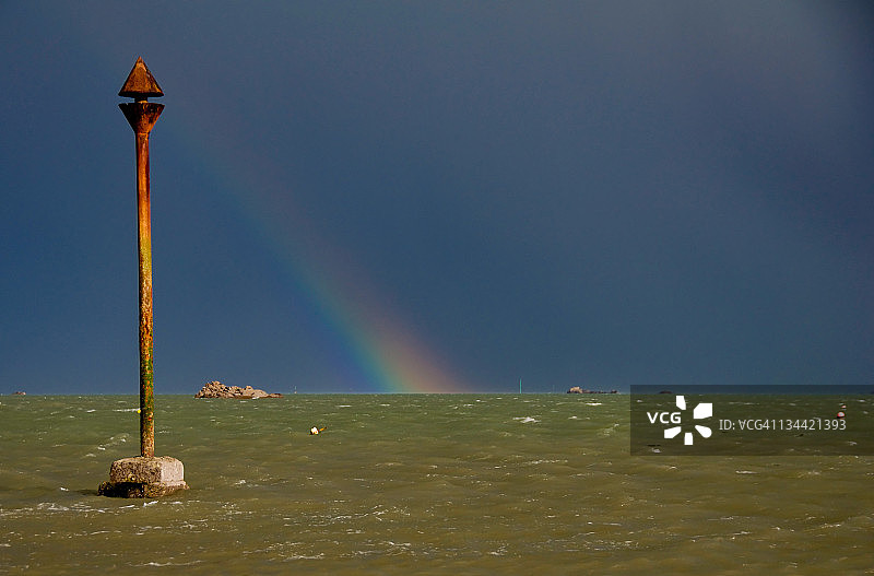 彩虹山上的灯图片素材