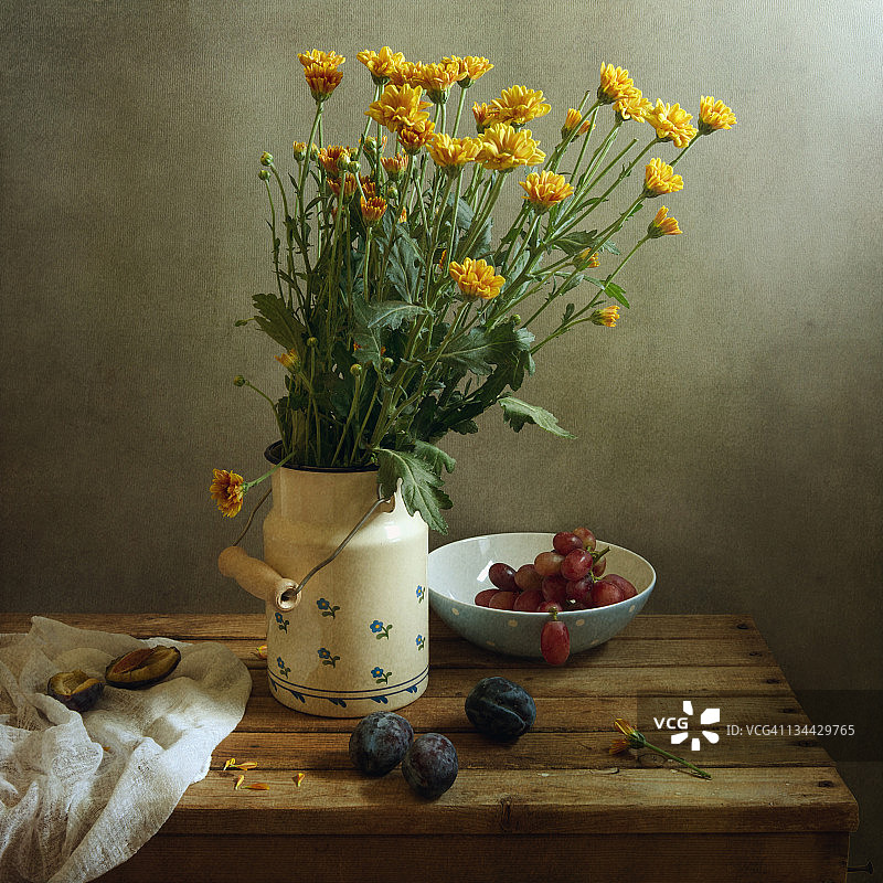 鲜花、李子和葡萄静物图片素材