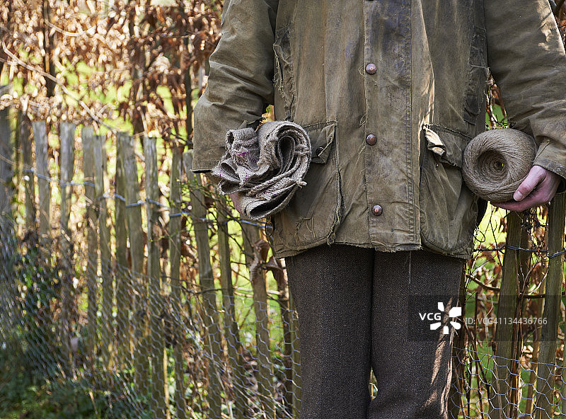 手持绳子和麻袋的中年妇女特写图片素材