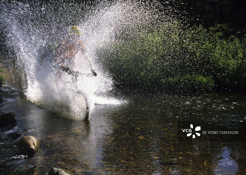 山地自行车涉水图片素材