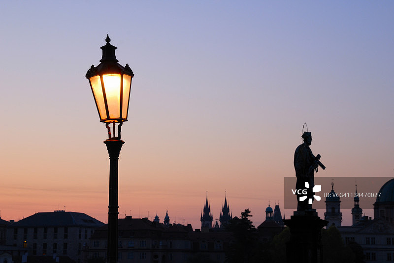 捷克共和国布拉格查理大桥上的灯图片素材