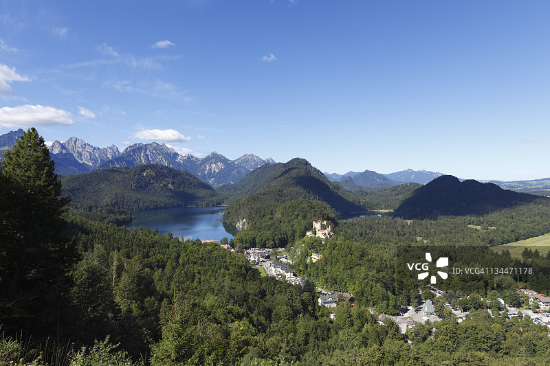 从青年瞭望点俯瞰阿尔卑斯湖和霍亨施万高城堡，远眺坦海姆山脉，德国巴伐利亚图片素材