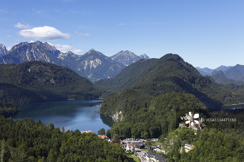 从青年瞭望点俯瞰阿尔卑斯湖和霍亨施万高城堡，远眺坦海姆山脉，德国巴伐利亚图片素材