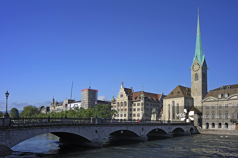 瑞士苏黎世市中心的利马特河畔图片素材
