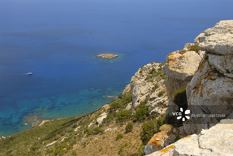 海岸，悬崖，岩石，蓝色的海，从索提拉斯山观看，阿芙罗狄蒂浴池，阿卡马斯，塞浦路斯南部图片素材