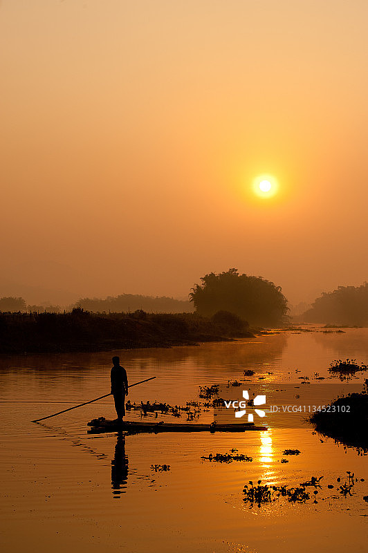 木筏上的渔夫图片素材