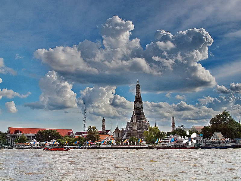 曼谷阿伦寺上空的云图片素材