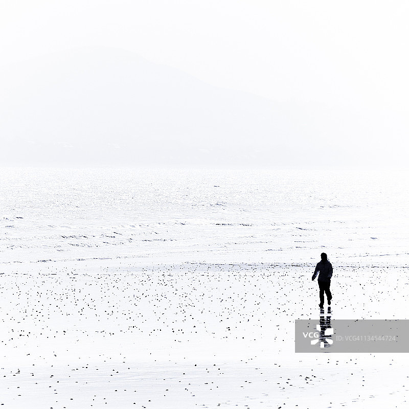 在海滩上行走的人图片素材