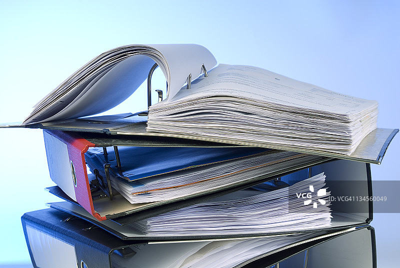 一堆环形活页夹，顶部有一个打开的活页夹图片素材