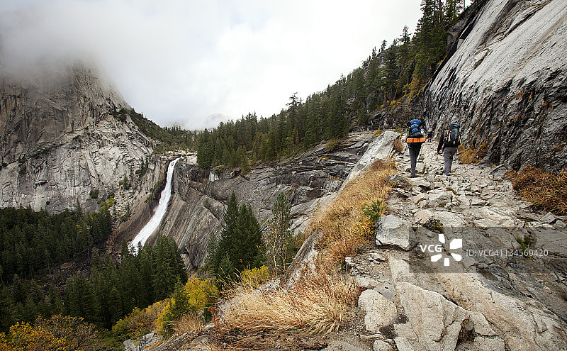 在优胜美地攀登岩石小径的背包客图片素材