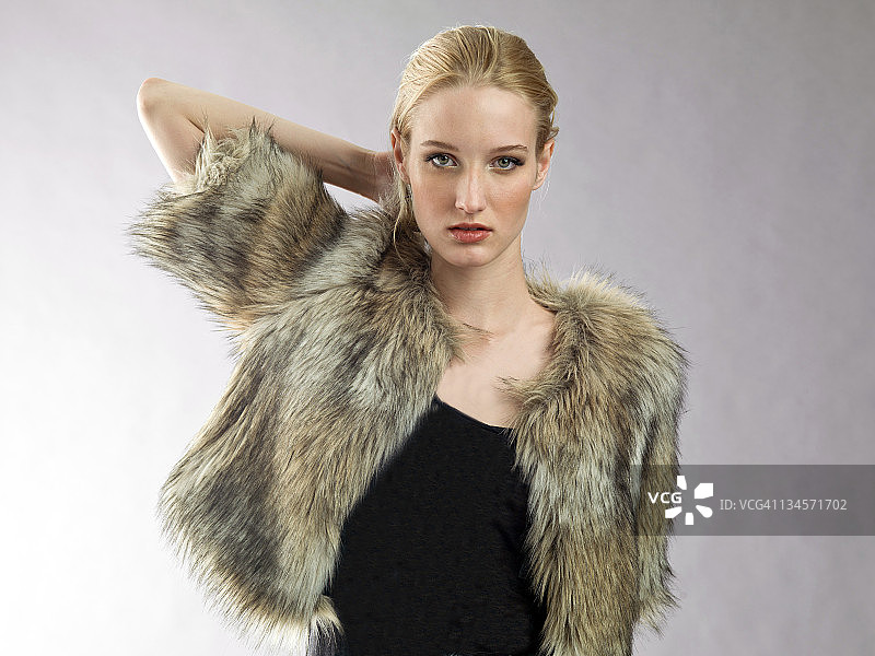 身穿皮草大衣的模特图片素材