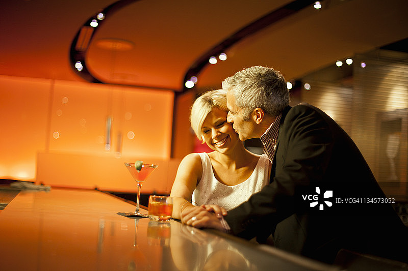 男人在酒吧亲吻伴侣图片素材