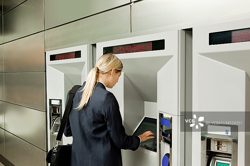 女商人购买火车票图片素材