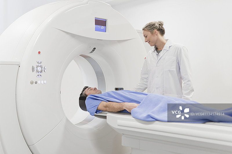 医生准备CT扫描图片素材