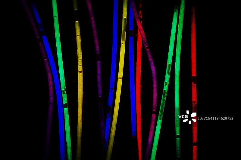 黑暗中明亮的霓虹灯荧光棒图片素材