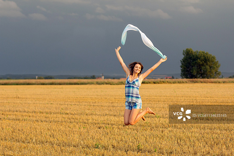 四处跳跃图片素材