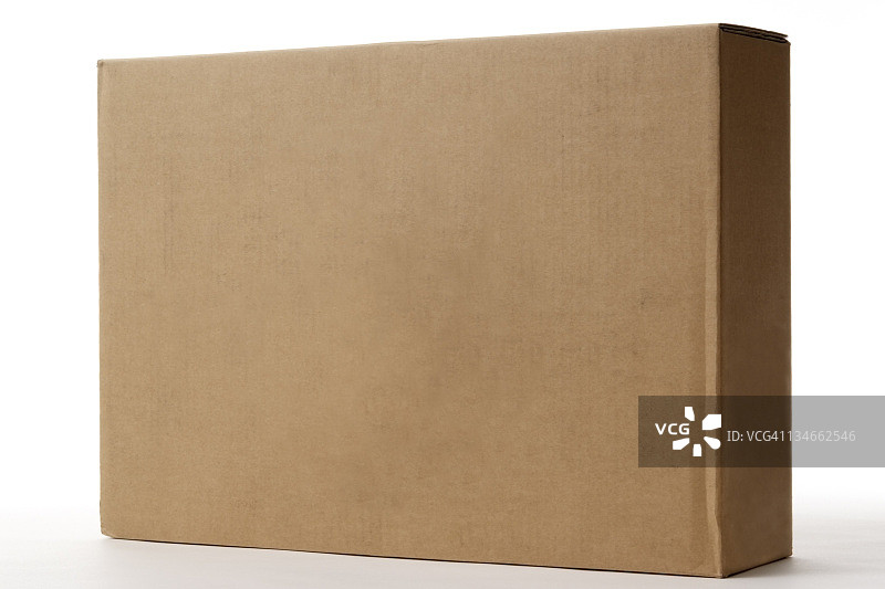 白色背景下的空白纸板箱图片素材