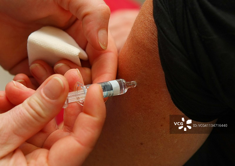 流感疫苗接种：工作中的护士图片素材