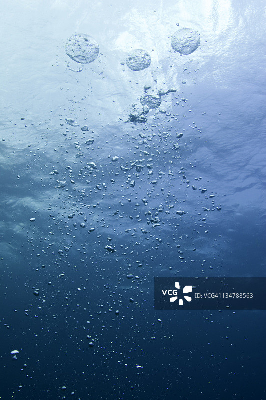 水下阳光与气泡图片素材