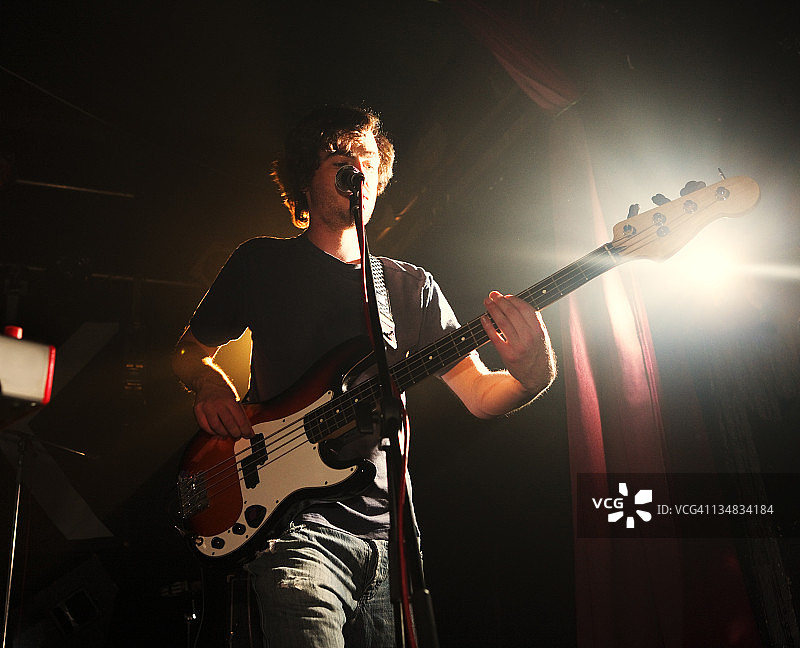 摇滚乐队舞台上的贝斯手图片素材