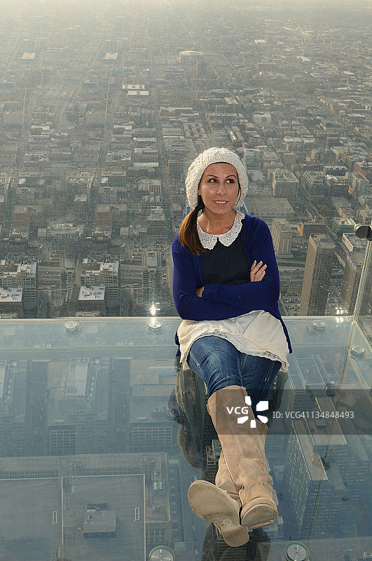 女人坐在芝加哥威利斯大厦的天空办公室内图片素材