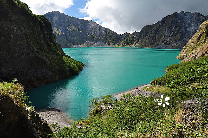 皮纳图博火山的火山口图片素材