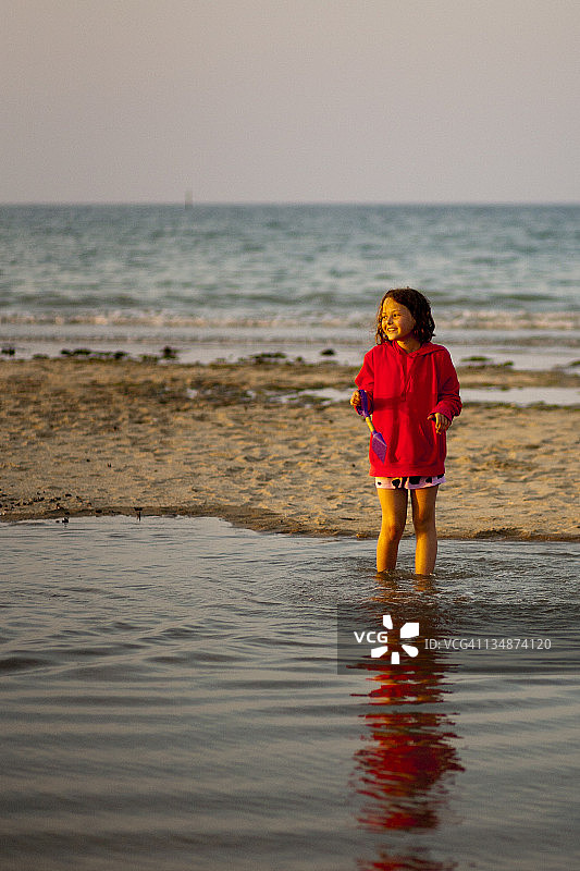 女孩在海滩上图片素材