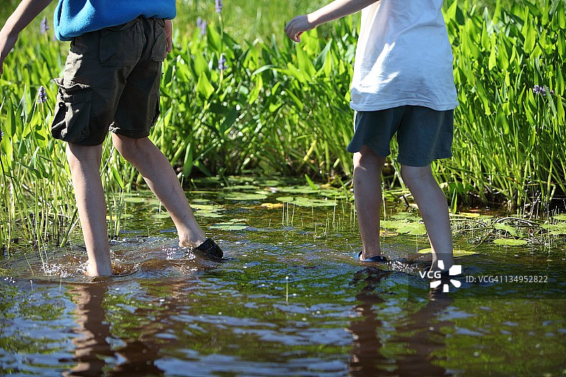 两个孩子在水中玩耍图片素材