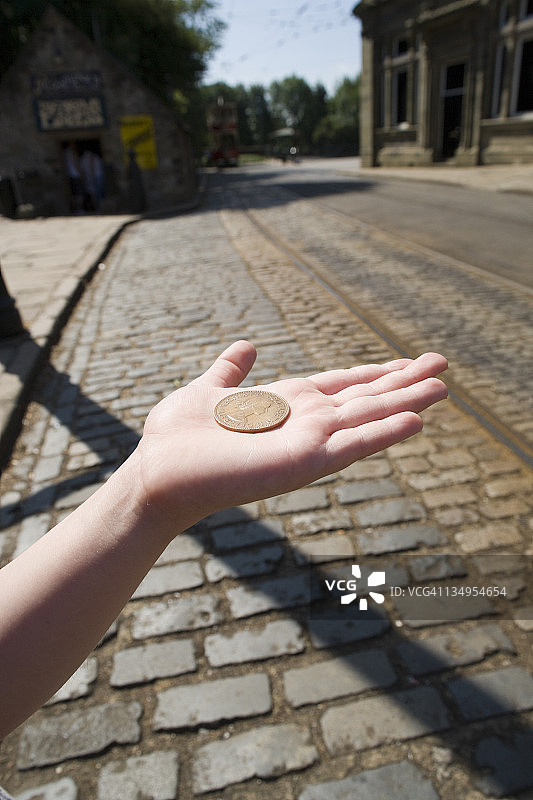 手握硬币图片素材