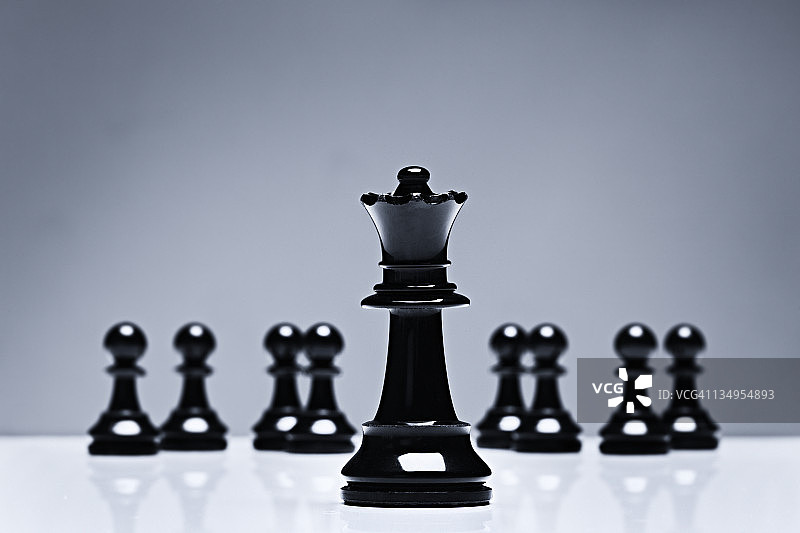 国际象棋皇后在背景中的兵卒的特写图片素材