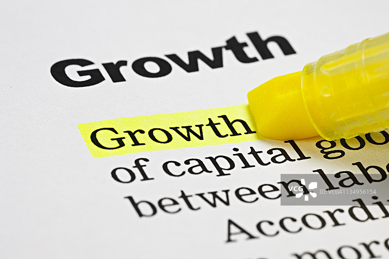 黄色荧光笔强调文档上的“增长”一词图片素材