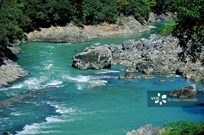 京都岚山保津川的急流图片素材
