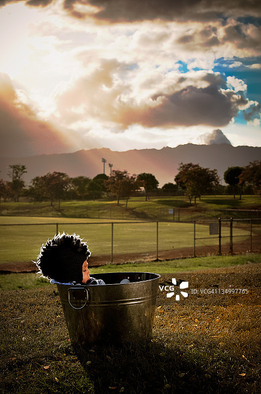 在钢制浴缸里的小孩图片素材