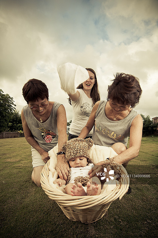 三位女性和一个婴儿图片素材