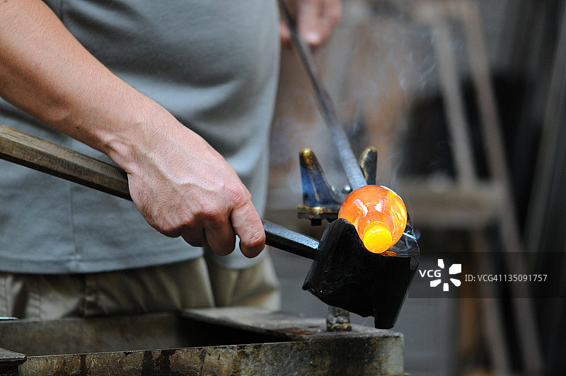 工作中的玻璃吹制匠人图片素材