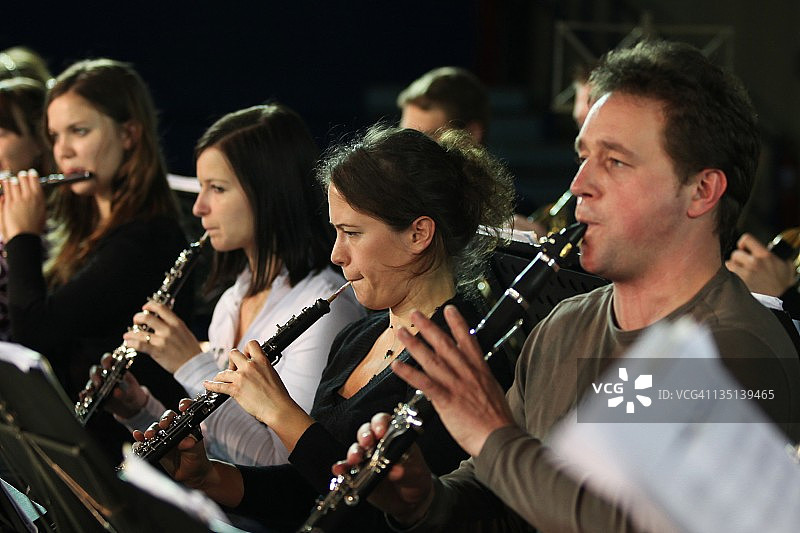 音乐家在音乐会上演奏图片素材