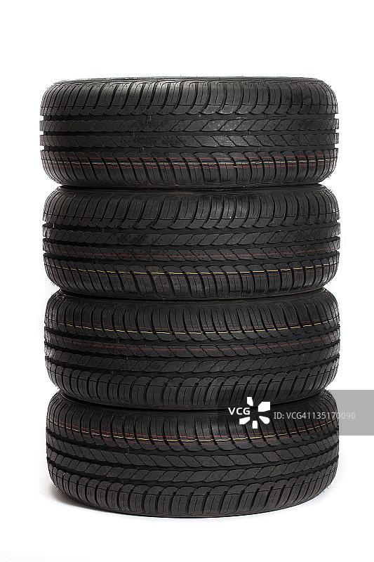 四个黑色汽车轮胎堆叠在一起图片素材