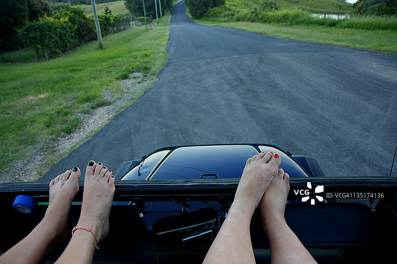 两个女孩坐在吉普牧马人上图片素材